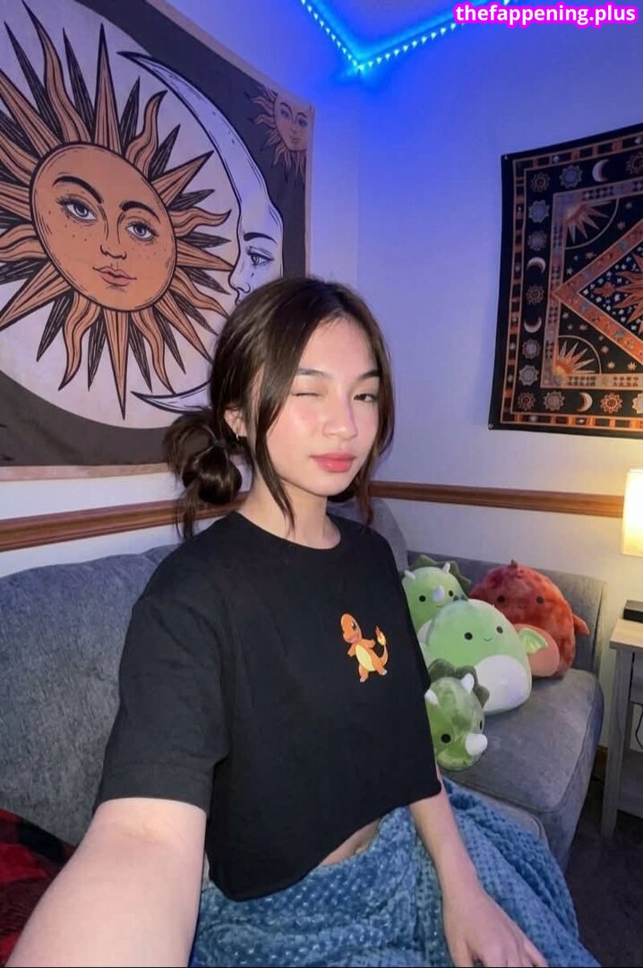 Aaliyah Kim / aaliyah.kim_ / https: Naken OnlyFans Foto #1