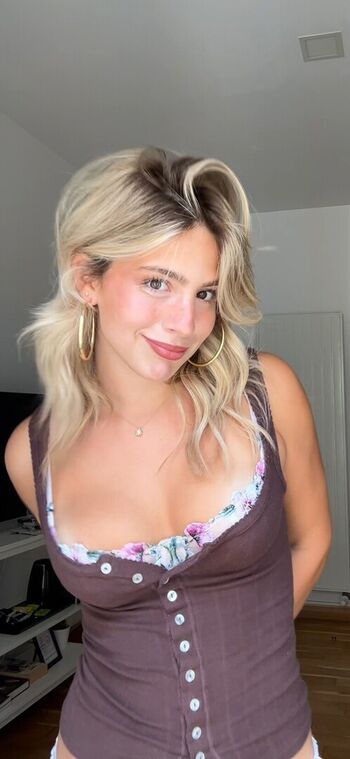 Full leaked Ainsley rolstad private onlyfans photo