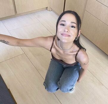 Full leaked Ariana gra private onlyfans photo