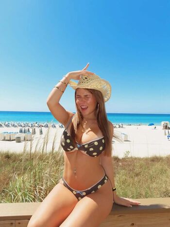 Full leaked Ariana white page private onlyfans photo