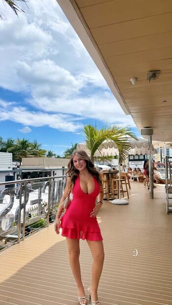 Full leaked Ariana white page private onlyfans photo