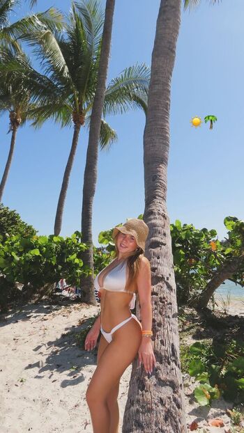 Full leaked Ariana white page private onlyfans photo