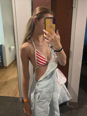 Full leaked Avery shipp page private onlyfans photo