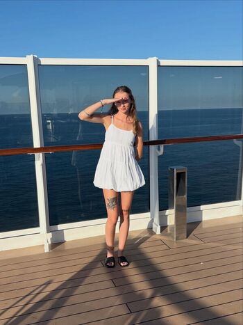 Full leaked Avery shipp page private onlyfans photo