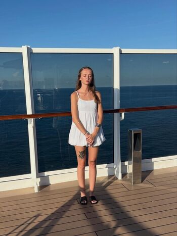 Full leaked Avery shipp page private onlyfans photo