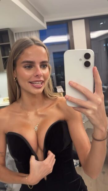 Full leaked Bella lindsayx private onlyfans photo