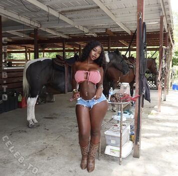 Full leaked Bimbonique private onlyfans photo