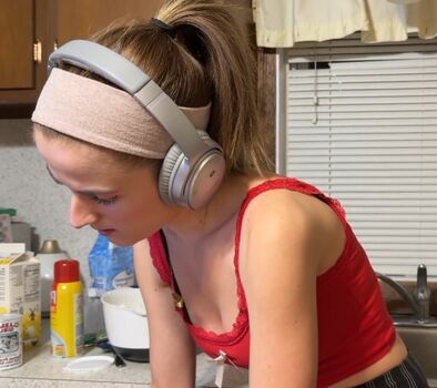 Caitlin Marie Reacts