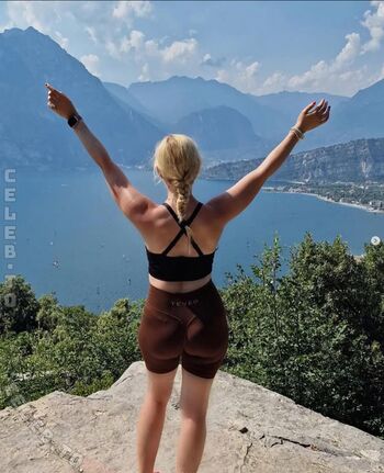 Full leaked Cari ina private onlyfans photo