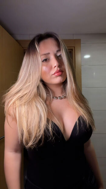 Full leaked Elanur private onlyfans photo