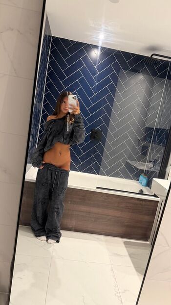 Full leaked Ellapetitee private onlyfans photo