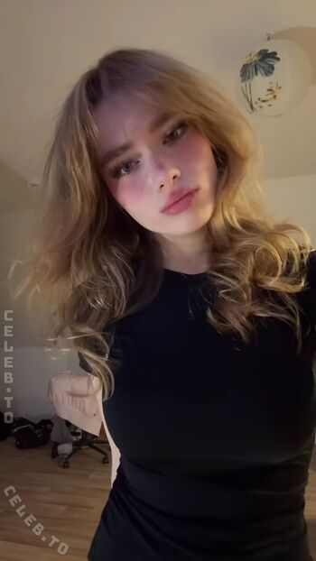 Full leaked Felinenyaa private onlyfans photo