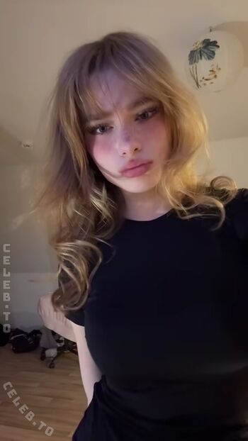 Full leaked Felinenyaa private onlyfans photo