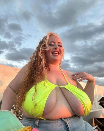 Full leaked Gwen adora private onlyfans photo