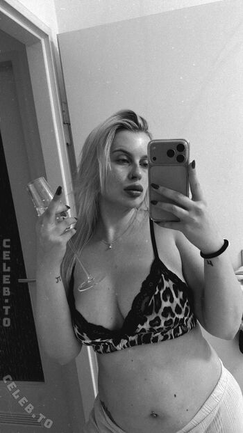 Full leaked Hellybunny private onlyfans photo
