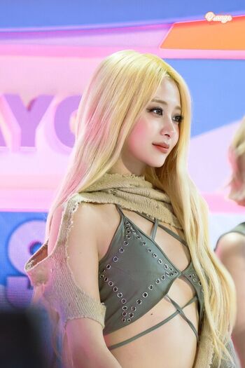 Full leaked Huh yunjin  page private onlyfans photo