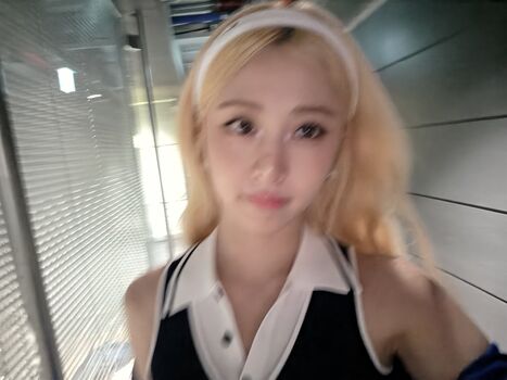 Full leaked Huh yunjin  page private onlyfans photo