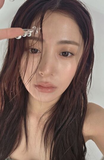 Full leaked Huh yunjin  page private onlyfans photo