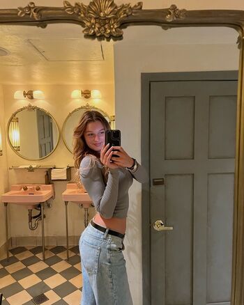 Full leaked Itscarlyjane private onlyfans photo