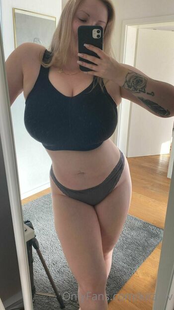 Full leaked Kira liv  page private onlyfans photo