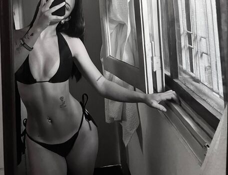 Full leaked Laracastellan private onlyfans photo