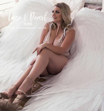 Full leaked Lauracurvemodel page private onlyfans photo