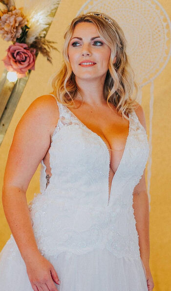 Full leaked Lauracurvemodel page private onlyfans photo