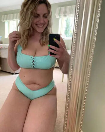 Full leaked Lauracurvemodel private onlyfans photo