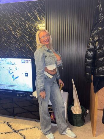 Full leaked Laurajmclean private onlyfans photo