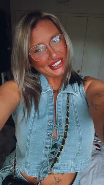 Full leaked Laurajmclean private onlyfans photo