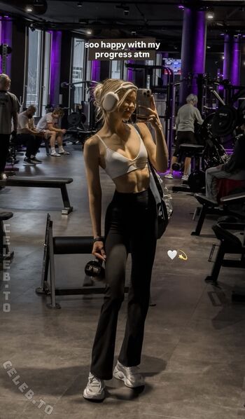 Full leaked Lea peach  page private onlyfans photo