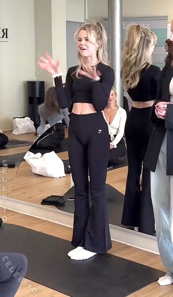 Full leaked Lea peach private onlyfans photo