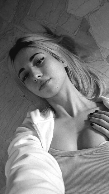 Full leaked Lucrelisa  page private onlyfans photo