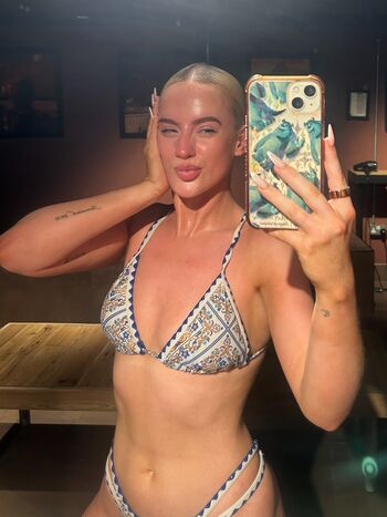 Full leaked Lucycombe private onlyfans photo