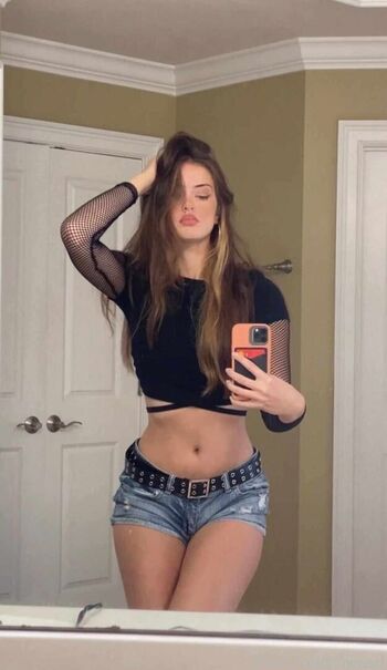 Full leaked Luweazl private onlyfans photo