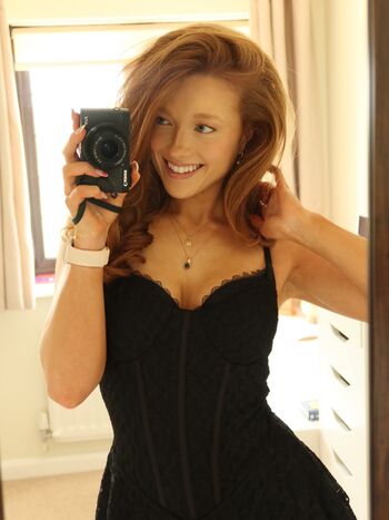 Full leaked Pheobeisginger page private onlyfans photo