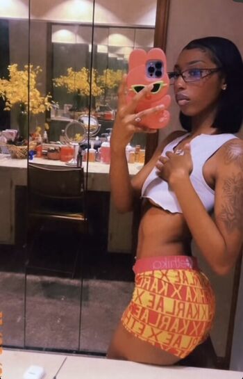 Full leaked Prettylilvibesz private onlyfans photo