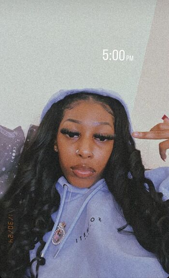 Full leaked Prettylilvibesz private onlyfans photo