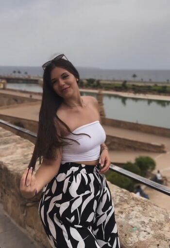 Full leaked Romanian girls private onlyfans photo
