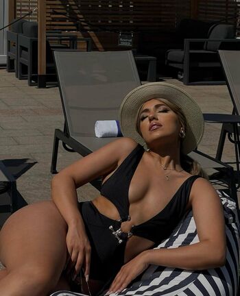 Full leaked Romitavlz page private onlyfans photo