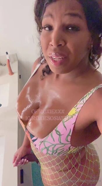 Full leaked Roxiethick private onlyfans photo