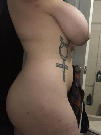 Full leaked Sluttyscarab private onlyfans photo