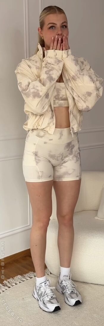 Full leaked Vallixpauline private onlyfans photo