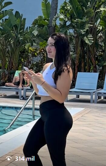Full leaked Who is this / private onlyfans photo