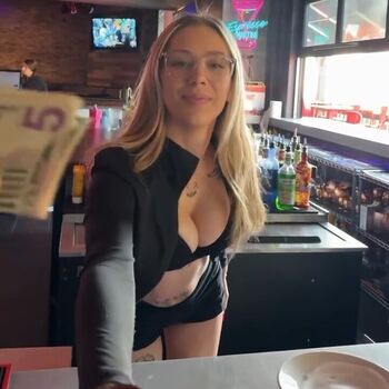 Full leaked Leona mia/ private onlyfans photo